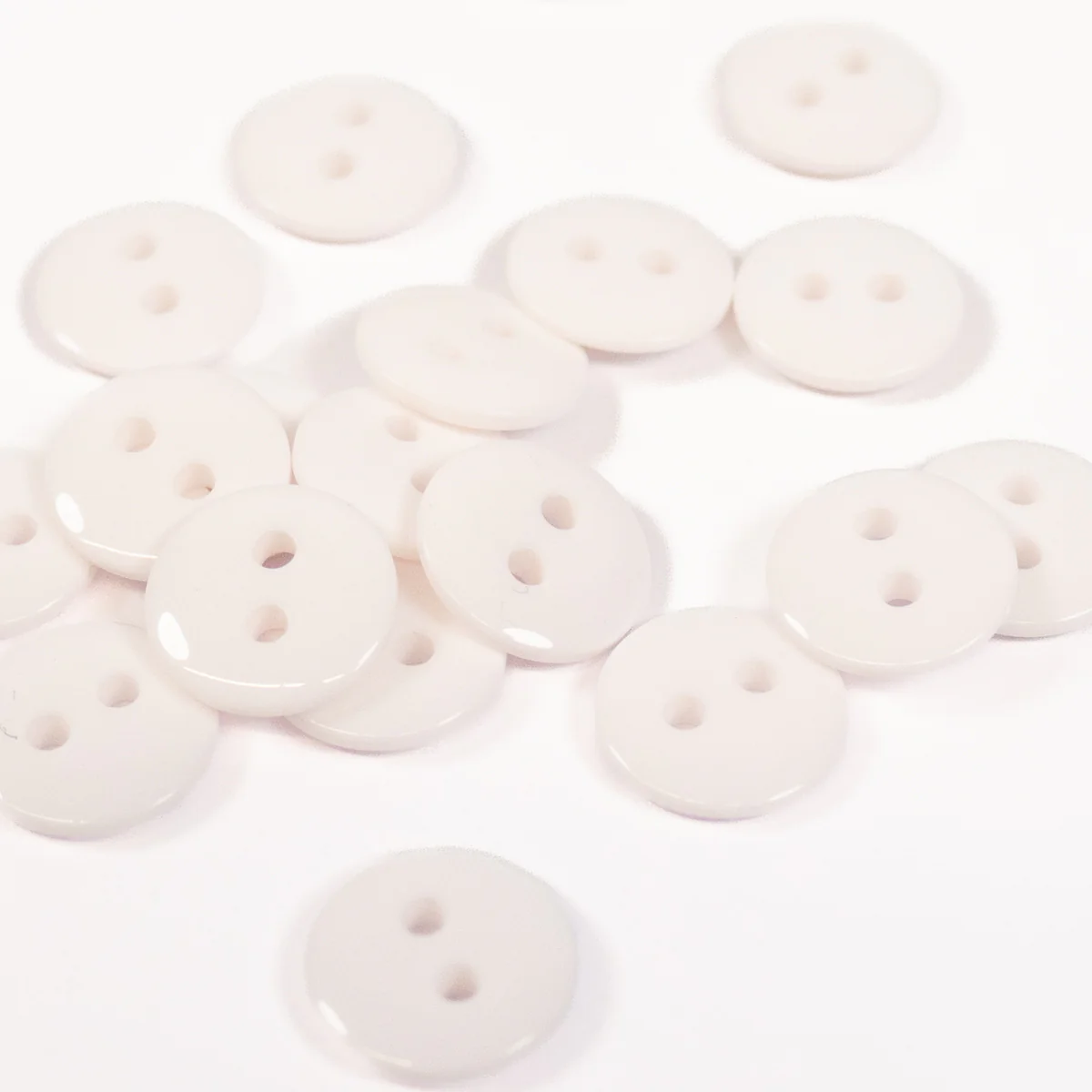 Bouton brillant 2 trous - 10, 12 et 15 mm - Blanc - Image 3
