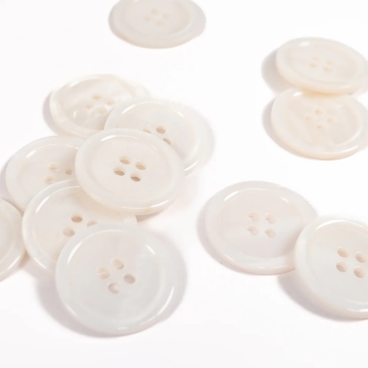 Bouton nacre 4 trous - 11 et 22 mm - Blanc cassé - Image 3