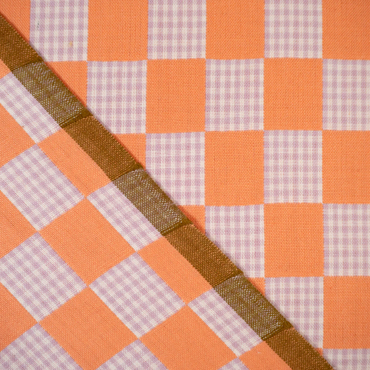Tissu double étoffe - Fableism® - Checkmate Casepack - Orange et violet - Image 5